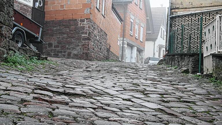 Schulnote 5: Als schlechteste Gemeindestraße Gemündens hat das städtische Bauamt die Oberdorfstraße in Wernfeld eingestuft. Schulnote 5: Als schlechteste Gemeindestraße Gemündens hat das städtische Bauamt die Oberdorfstraße in Wernfeld eingestuft.