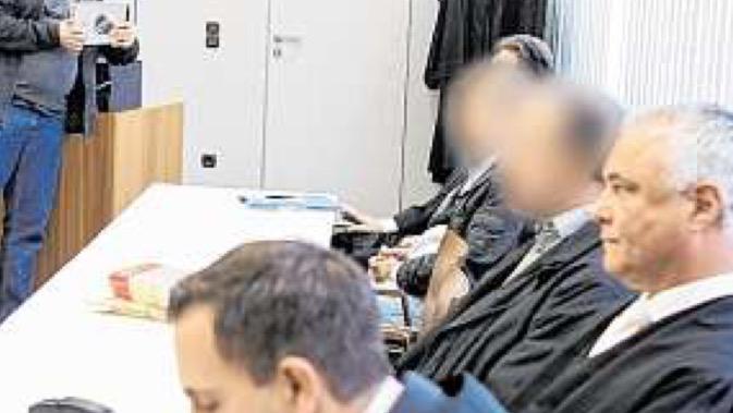 Ausschnitt aus verpixeltem DPA Foto von Marcel Kupsch       -  Verpixelte Angeklagte. Sie sind keine bekannten Persönlickeiten, dürfen nicht erkennbar veröffentlicht werden. Ausschnitt aus dem Zeitungsfoto vom 19. September 2017... Das Foto kommt von Marcel Kupsch, DPA