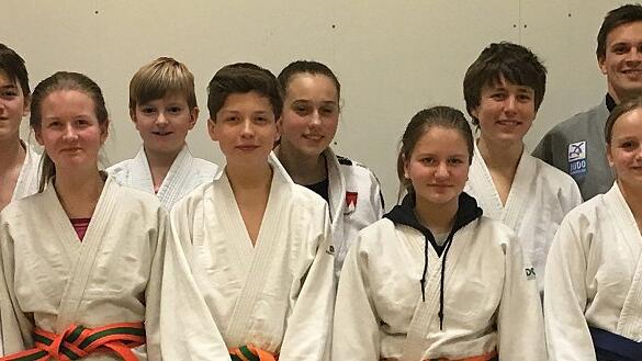 Turnier und Prüfung beim SC Bushido - Am Samstag, 3. März, veranstaltet der Judo-Verein SC Bushido Kitzingen erneut das jährliche das „Falterturmturnier“ mit Teilnehmerinnen und Teilnehmern aus ganz Nordbayern. Austragungsort des Wettkampfs ist die Florian-Geyer-Halle in Kitzingen. Dort werden ab 10 Uhr die Judoka der Altersklasse U12 und danach ab 13 Uhr die der Altersklasse U15 auf die Matte gehen. Zuschauer, die sich über die Kampfsportart Judo informieren möchten, sind herzlich willkommen, heißt es in einer Pressemitteilung des Vereins. Im Vorfeld wurde beim SC Bushido Kitzingen auf das Turnier hingearbeitet und eine Gürtelprüfung durchgeführt, die alle Judokas bestanden haben. Über dir neuen Gürtel freuten sich (von links): Antonia Schurz (orange-grüner Gürtel), Gina John (gelb), Justus Bernhard (orange-grün), Katharina Graf (orange-grün), Valentino Haase (orange), Simon Rödel (orange-grün), Paula Kasper (grün), Alexandra Graf (orange-grün), Yannik Rödel (grün), Lucy Goller (blau), Trainer Philipp Müller, Vanessa Haase (blau) und Klaus Kilian (weiß-gelb). Nicht auf dem Bild sind Gabriel Buzencu (weiß-gelb), Uli Bernard (gelb-orange) und Johanna Bernard (blau). Turnier und Prüfung beim SC Bushido - Am Samstag, 3. März, veranstaltet der Judo-Verein SC Bushido Kitzingen erneut das jährliche das „Falterturmturnier“ mit Teilnehmerinnen und Teilnehmern aus ganz Nordbayern. Austragungsort des Wettkampfs ist die Florian-Geyer-Halle in Kitzingen. Dort werden ab 10 Uhr die Judoka der Altersklasse U12 und danach ab 13 Uhr die der Altersklasse U15 auf die Matte gehen. Zuschauer, die sich über die Kampfsportart Judo informieren möchten, sind herzlich willkommen, heißt es in einer Pressemitteilung des Vereins. Im Vorfeld wurde beim SC Bushido Kitzingen auf das Turnier hingearbeitet und eine Gürtelprüfung durchgeführt, die alle Judokas bestanden haben. Über dir neuen Gürtel freuten sich (von links): Antonia Schurz (orange-grüner Gürtel), Gina John (gelb), Justus Bernhard (orange-grün), Katharina Graf (orange-grün), Valentino Haase (orange), Simon Rödel (orange-grün), Paula Kasper (grün), Alexandra Graf (orange-grün), Yannik Rödel (grün), Lucy Goller (blau), Trainer Philipp Müller, Vanessa Haase (blau) und Klaus Kilian (weiß-gelb). Nicht auf dem Bild sind Gabriel Buzencu (weiß-gelb), Uli Bernard (gelb-orange) und Johanna Bernard (blau).