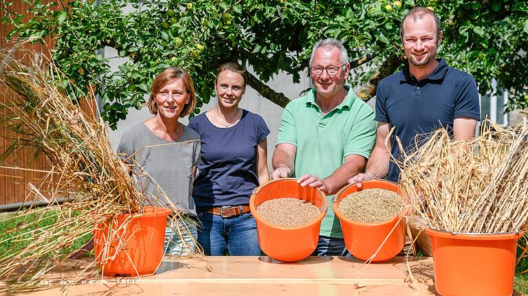 Die Familie Schlichenmaier - im Bild von links: Claudia, Eva, Werner und Stephan - betreibt einen Ackerbaubetrieb in Albertshausen bei Würzburg. Die Familie Schlichenmaier - im Bild von links: Claudia, Eva, Werner und Stephan - betreibt einen Ackerbaubetrieb in Albertshausen bei Würzburg. 