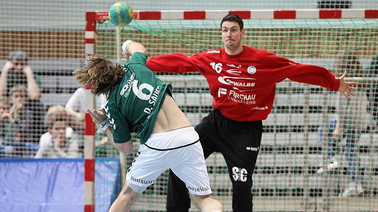 In der Winterpause 2014 bestritt Carsten Lichtlein mit dem VfL Gummersbach mal ein Vorbereitungsspiel gegen die Rimparer Wölfe (vorne Daniel Sauer). Nun wäre der Torwart fast beim Handball-Zweitligisten gelandet.