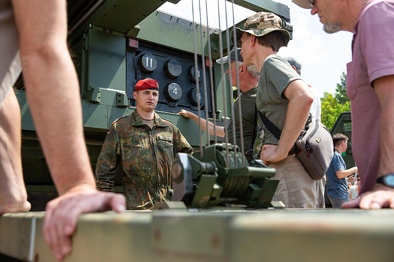 Ein Soldat der 10. Panzerdivision stellt sich den Fragen des Publikums. Ein Soldat der 10. Panzerdivision stellt sich den Fragen des Publikums. 
