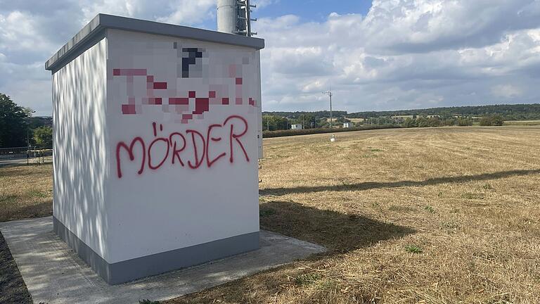 Unbekannte sprühen im August 2022 unweit der Knetzgauer Schleuse mit roter Farbe Parolen auf ein Trafohäuschen, die gegen den Jäger gerichtet sind. Unbekannte sprühen im August 2022 unweit der Knetzgauer Schleuse mit roter Farbe Parolen auf ein Trafohäuschen, die gegen den Jäger gerichtet sind.