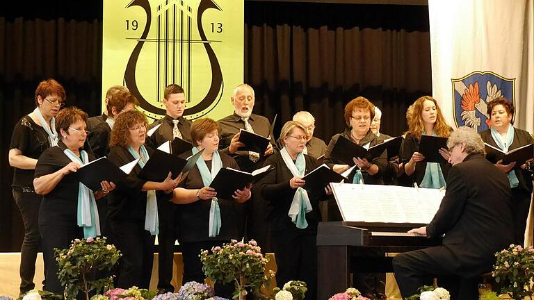 Im Zeichen der Lyra: Der Niederwerrner Chor begeisterte mit seinem Auftritt beim Liederabend. Im Zeichen der Lyra: Der Niederwerrner Chor begeisterte mit seinem Auftritt beim Liederabend.