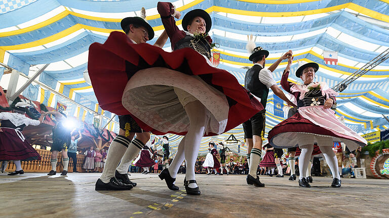 Gautrachtenfest Laurenzi       -  Mitglieder und Freunde von rund 20 Vereinen des Trachtenverbands Unterfranken e.V. feiern am Samstag (17.08.19) im Festzelt der Laurenzi-Messe in Marktheidenfeld das sogenannte Gautrachtenfest.