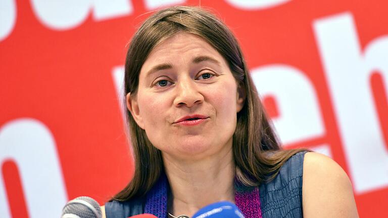 Anke Domscheit-Berg war unter anderem als Lobbyistin für Microsoft tätig, bevor sie mit ihren Mann ihre eigene IT-Firma gründete. Seit 2017 ist die Brandenburgerin Bundestagsabgeordnete der Linken, ohne Parteimitglied zu sein. Sie ist Obfrau der Linken im Ausschuss 'Digitale Agenda'. Anke Domscheit-Berg war unter anderem als Lobbyistin für Microsoft tätig, bevor sie mit ihren Mann ihre eigene IT-Firma gründete. Seit 2017 ist die Brandenburgerin Bundestagsabgeordnete der Linken, ohne Parteimitglied zu sein. Sie ist Obfrau der Linken im Ausschuss 'Digitale Agenda'.