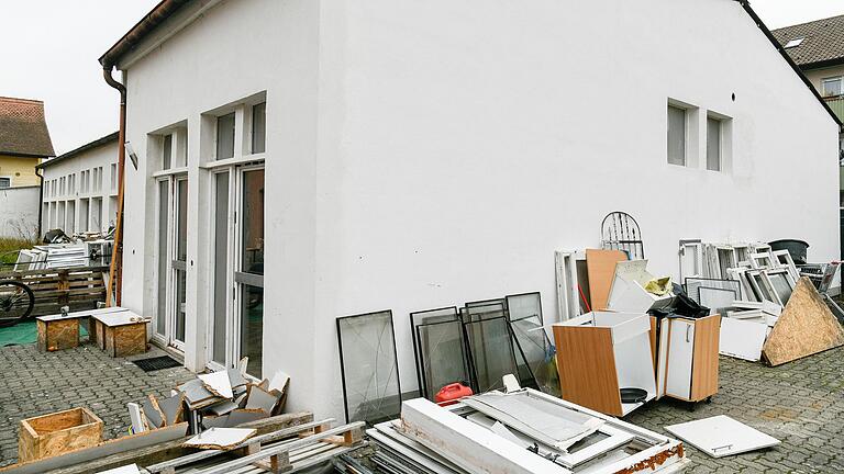 Schrott dominiert die Szenerie vor einer umfunktionierten Lagerhalle in Heidingsfeld. Die Würzburger Bauaufsicht hat weitere Bauarbeiten wegen baurechtlicher Verstöße untersagt. Schrott dominiert die Szenerie vor einer umfunktionierten Lagerhalle in Heidingsfeld. Die Würzburger Bauaufsicht hat weitere Bauarbeiten wegen baurechtlicher Verstöße untersagt.