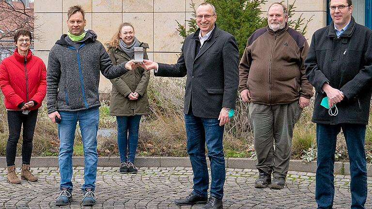 Von links: Heike Bieber, Stefan Weidner, Marilena Krieger, Volker Sauer, Elmar Engert und Rainer Fella bei der Übergabe des Gleisstücks. Von links: Heike Bieber, Stefan Weidner, Marilena Krieger, Volker Sauer, Elmar Engert und Rainer Fella bei der Übergabe des Gleisstücks.