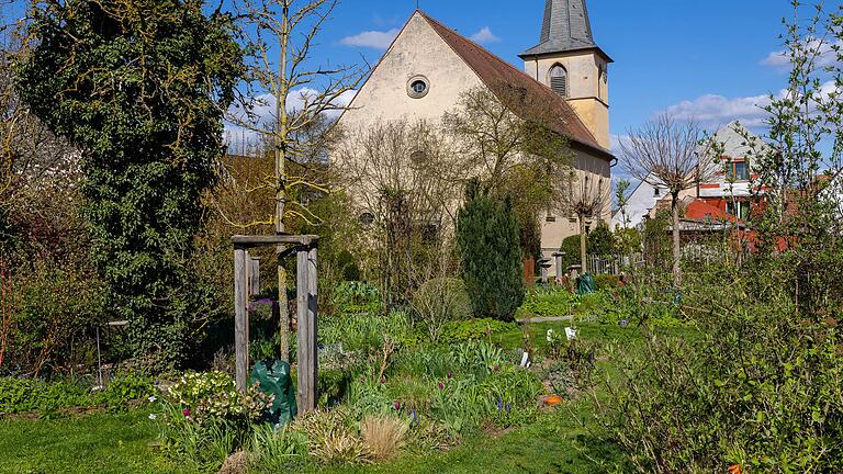 Ein Gotteshaus in der Gartenoase? Der Blickwinkel täuscht, die Allerheiligen-Dorfkirche befindet sich an der Grundstücksgrenze, rundet aber das einmalige Idyll perfekt ab. Ein Gotteshaus in der Gartenoase? Der Blickwinkel täuscht, die Allerheiligen-Dorfkirche befindet sich an der Grundstücksgrenze, rundet aber das einmalige Idyll perfekt ab.