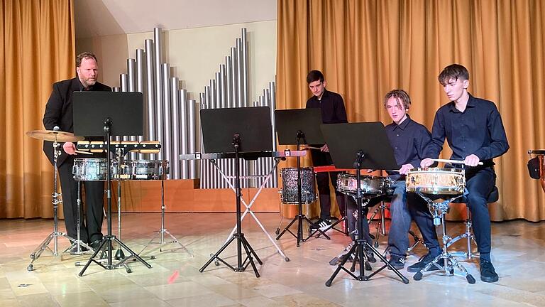 Das Schlagwerkensemble des Celtis-Gymnasiums mit Maximilian Ludwig, Philipp Sauer, Leon Grünewald und Fabio Korn. Das Schlagwerkensemble des Celtis-Gymnasiums mit Maximilian Ludwig, Philipp Sauer, Leon Grünewald und Fabio Korn.
