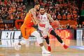 Otis Livingston II (rechts) von den Würzburg Baskets im Duell mit Karim Jallow (links) von ratiopharm Ulm. Das Duell könnte über den Ausgang der ersten Play-off-Runde entscheiden.&nbsp;