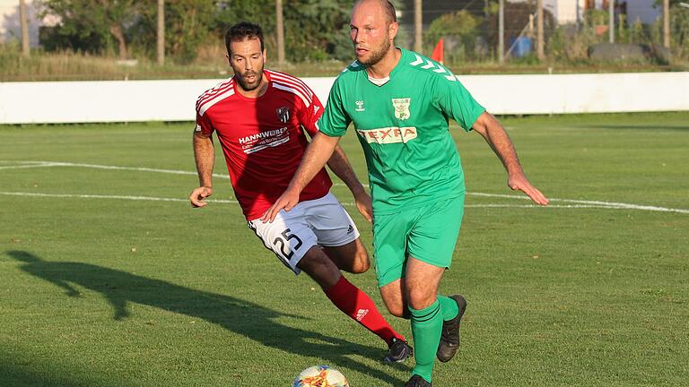 Kilian Wenzel (rechts) vom TSV Großbardorf II muss den Ball gegen Tim Reiner, den zweifachen Torschützen des SC Schwarzach, verteidigen. Großbardorf II verlor das Spiel am Freitagabend mit 3:4 und kassierte die erste Saisonniederlage. Kilian Wenzel (rechts) vom TSV Großbardorf II muss den Ball gegen Tim Reiner, den zweifachen Torschützen des SC Schwarzach, verteidigen. Großbardorf II verlor das Spiel am Freitagabend mit 3:4 und kassierte die erste Saisonniederlage.