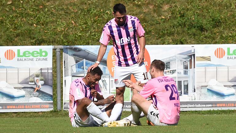 Die drei Aubstädter Torschützen unter sich: Michael Dellinger (von links), Timo Pitter und Marco Nickel bejubeln den Ausgleich zum 1:1 im Heimspiel gegen den FC Memmingen. Am Ende sprang ein 3:1-Erfolg für die Grabfelder heraus. Die drei Aubstädter Torschützen unter sich: Michael Dellinger (von links), Timo Pitter und Marco Nickel bejubeln den Ausgleich zum 1:1 im Heimspiel gegen den FC Memmingen. Am Ende sprang ein 3:1-Erfolg für die Grabfelder heraus.