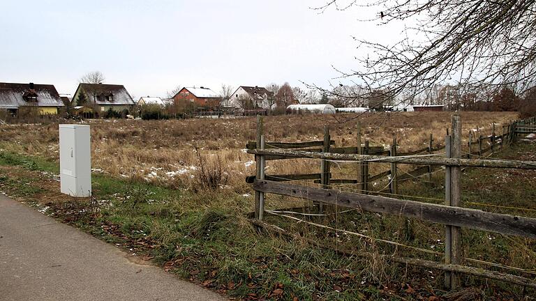 Auf dieser Fläche am nördlichen Ortsrand von Alitzheim zwischen dem Schweinfurter Weg und dem Lindenweg entsteht das Neubaugebiet 'Baumgärten' mit 25 Baugrundstücken. Auf dieser Fläche am nördlichen Ortsrand von Alitzheim zwischen dem Schweinfurter Weg und dem Lindenweg entsteht das Neubaugebiet 'Baumgärten' mit 25 Baugrundstücken.