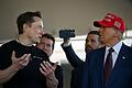 Elon Musk und Donald Trump       -  Demokraten fragen angesichts des Blockade-Manövers zum Haushalt spöttisch, wer das Sagen bei den Republikanern hat: Donald Trump oder Elon Musk? (Archivbild)