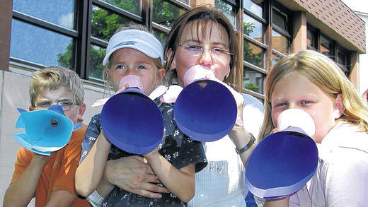 Seit 30 Jahren ein Hit: Der Kissinger Kinder-Bus (Kikibu) der Kommunalen Jugendpflege lädt die Kleinen im Sommer zum Spielen ein. Unser Archivbild entstand in der Gemeinde Wartmannsroth.