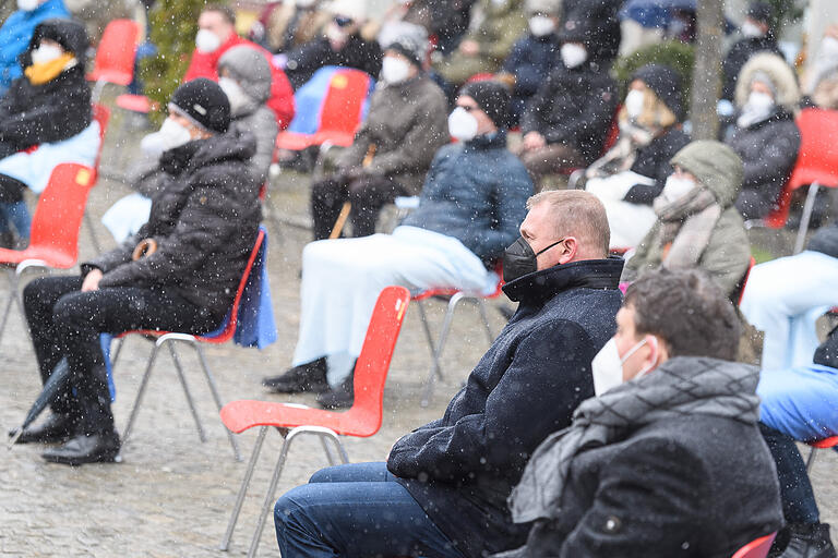 Gedenken an Alfred Eck auf dem Auber Marktplatz: Darunter (von links) Hans-Rainer Eck, Landrat Thomas Eberth und Bürgermeister Roman Menth. Gedenken an Alfred Eck auf dem Auber Marktplatz: Darunter (von links) Hans-Rainer Eck, Landrat Thomas Eberth und Bürgermeister Roman Menth. 