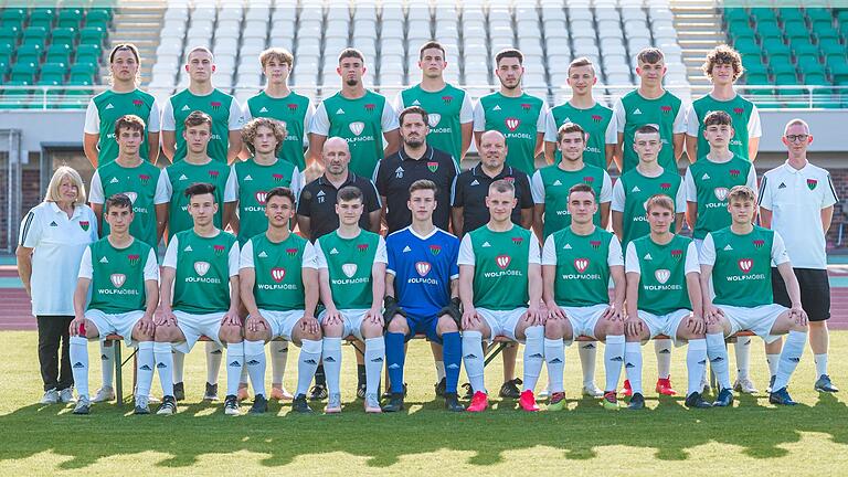 So geht die U 19 des FC 05 Schweinfurt in die neue Runde - hinten (von links): Luka Maric, Lino Schramm, Maximilian Stahl, Tom Siller, Kai Bäuerlein, Enrico Lingor, Lucas Schneider, Robin Zeitler, Lennart Wöhner; in der Mitte Betreuerin Else Kürschner, Lorenz Bäuerlein, Maurice Volz, Julian Brückner, Trainer Thorsten Reck, Torwarttrainer Andreas Binner, Co-Trainer Janis Didis, Niklas Henninger, Jano Scheler, Jakob Götz, Betreuer Julian Reichel sowie vorne Elias Reiher, Linus Weißensel, Felix Back, Moritz Gehring, Noah Mack, Tizian Strupp, Yannik Amthor, Nils Tioka und Lorenz Daneyko. Es fehlen Marvin Walter, Andreas Kundmüller und Daniel Werb. So geht die U 19 des FC 05 Schweinfurt in die neue Runde - hinten (von links): Luka Maric, Lino Schramm, Maximilian Stahl, Tom Siller, Kai Bäuerlein, Enrico Lingor, Lucas Schneider, Robin Zeitler, Lennart Wöhner; in der Mitte Betreuerin Else Kürschner, Lorenz Bäuerlein, Maurice Volz, Julian Brückner, Trainer Thorsten Reck, Torwarttrainer Andreas Binner, Co-Trainer Janis Didis, Niklas Henninger, Jano Scheler, Jakob Götz, Betreuer Julian Reichel sowie vorne Elias Reiher, Linus Weißensel, Felix Back, Moritz Gehring, Noah Mack, Tizian Strupp, Yannik Amthor, Nils Tioka und Lorenz Daneyko. Es fehlen Marvin Walter, Andreas Kundmüller und Daniel Werb.