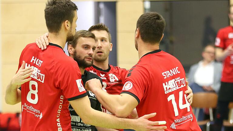Die Eltmanner Jannis Hoppt, Libero Maximilian Kolbe, Kapitän Johannes Engel und Perica Stanic stehen ganz dicht vor der Meisterschaft. Die soll am Samstag zuhause nach der Partie gegen Friedberg entsprechend gefeiert werden. Die Eltmanner Jannis Hoppt, Libero Maximilian Kolbe, Kapitän Johannes Engel und Perica Stanic stehen ganz dicht vor der Meisterschaft. Die soll am Samstag zuhause nach der Partie gegen Friedberg entsprechend gefeiert werden.