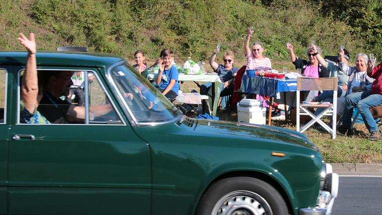 Fan-Picknick an der Abzweigung nach Feuerthal - Fan-Picknick an der Abzweigung nach Feuerthal Fan-Picknick an der Abzweigung nach Feuerthal - Fan-Picknick an der Abzweigung nach Feuerthal