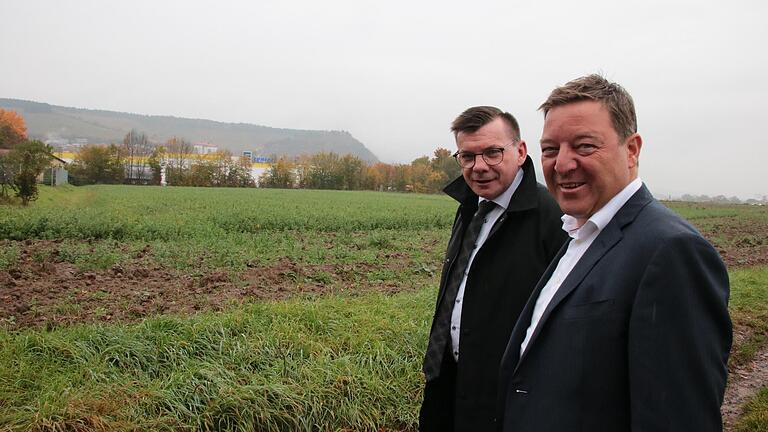 Die Münchner Merkur-Bank investiert rund elf Millionen Euro für eine neue Niederlassung in Hammelburg. Das freut (von rechts) Bank-Chef Marcus Lingel und Bürgermeister Armin Warmuth. - Die Münchner Merkur-Bank investiert rund elf Millionen Euro für eine neue Niederlassung in Hammelburg. Das freut (von rechts) Bank-Chef Marcus Lingel und Bürgermeister Armin Warmuth. Die Münchner Merkur-Bank investiert rund elf Millionen Euro für eine neue Niederlassung in Hammelburg. Das freut (von rechts) Bank-Chef Marcus Lingel und Bürgermeister Armin Warmuth. - Die Münchner Merkur-Bank investiert rund elf Millionen Euro für eine neue Niederlassung in Hammelburg. Das freut (von rechts) Bank-Chef Marcus Lingel und Bürgermeister Armin Warmuth.