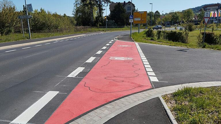 Die Querung über die Straße 'Am Hirschfeld' ist nun mit roter Warnfarbe markiert. Die Querung über die Straße 'Am Hirschfeld' ist nun mit roter Warnfarbe markiert.