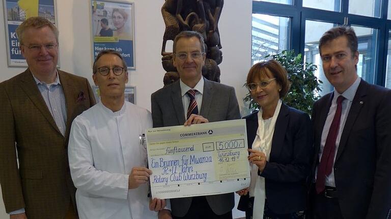 5000 Euro haben IHK-Hauptgeschäftsführer Professor Dr. Ralf Jahn (Mitte) und seine Frau mit Unterstützung des Rotary Clubs Würzburg für ein Brunnenbauprojekt in der Würzburger Partnerstadt Mwanza (Tansania) gespendet. 5000 Euro haben IHK-Hauptgeschäftsführer Professor Dr. Ralf Jahn (Mitte) und seine Frau mit Unterstützung des Rotary Clubs Würzburg für ein Brunnenbauprojekt in der Würzburger Partnerstadt Mwanza (Tansania) gespendet.