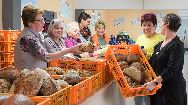 Die Tafel in Bad Neustadt hat es nicht leicht in der Corona-Krise. Dazu gibt es eine Spendenaktion, die die Arbeit unterstützt. Auch anderen caritativen Einrichtungen wird geholfen. Die Tafel in Bad Neustadt hat es nicht leicht in der Corona-Krise. Dazu gibt es eine Spendenaktion, die die Arbeit unterstützt. Auch anderen caritativen Einrichtungen wird geholfen.