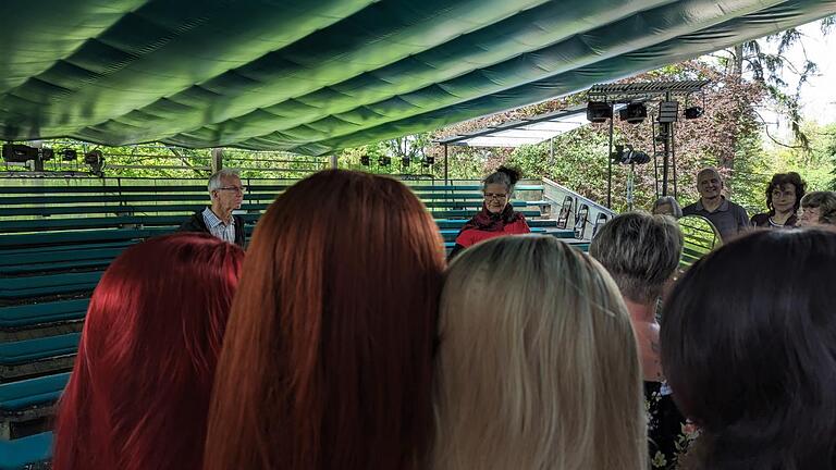 Bei Führungen erfuhren Besucherinnen und Besucher Wissenswertes aus dem Theater-Alltag. - Bei Führungen erfuhren Besucherinnen und Besucher Wissenswertes aus dem Theater-Alltag. Bei Führungen erfuhren Besucherinnen und Besucher Wissenswertes aus dem Theater-Alltag. - Bei Führungen erfuhren Besucherinnen und Besucher Wissenswertes aus dem Theater-Alltag.