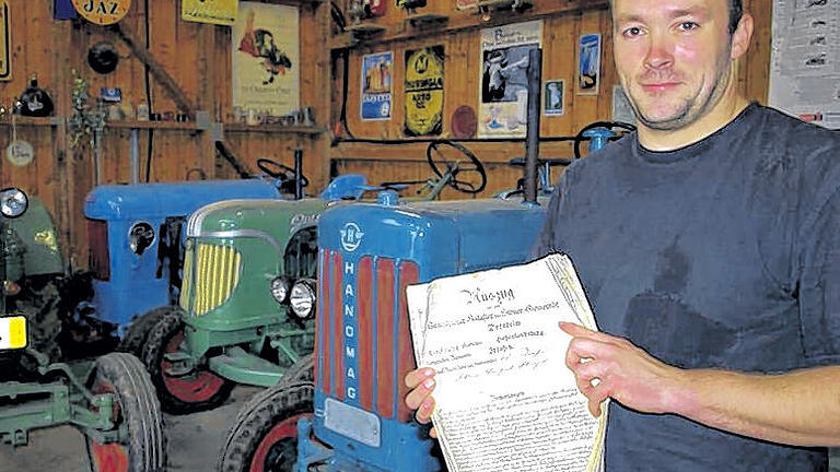 Historisches Zeugnis: Frank Stierhof mit einem Auszug der Erbhöferrolle und einigen alten „Tucker-Bulldogs“. Am Wochenende wird das 400. Hofjubiläum gefeiert. Historisches Zeugnis: Frank Stierhof mit einem Auszug der Erbhöferrolle und einigen alten „Tucker-Bulldogs“. Am Wochenende wird das 400. Hofjubiläum gefeiert.