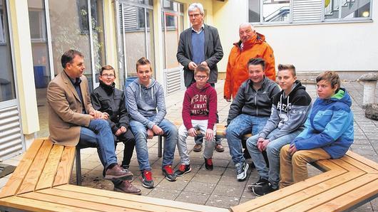 Stolz präsentierten die Schüler ihre Bank aus Metall und Holz ihrem Rektor Raimund Willert (links), außerdem Konrektor Waldemar Baumann und Meister Ludwig Pflaum (hintere Reihe von links). Stolz präsentierten die Schüler ihre Bank aus Metall und Holz ihrem Rektor Raimund Willert (links), außerdem Konrektor Waldemar Baumann und Meister Ludwig Pflaum (hintere Reihe von links).