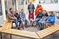 Stolz präsentierten die Schüler ihre Bank aus Metall und Holz ihrem Rektor Raimund Willert (links), außerdem Konrektor Waldemar Baumann und Meister Ludwig Pflaum (hintere Reihe von links).