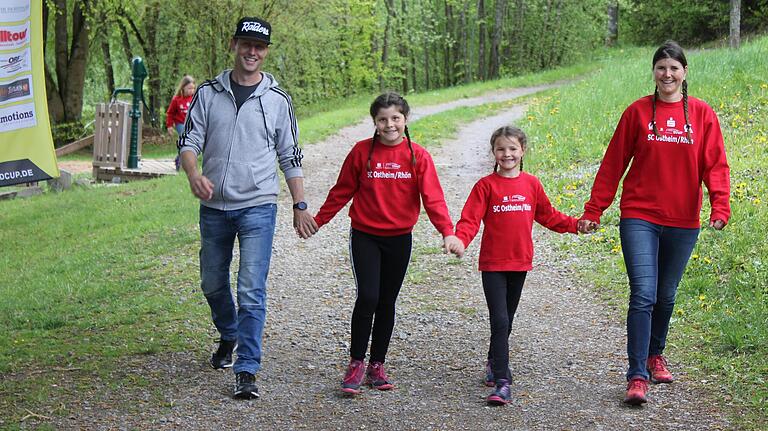 Anna-Lena Klee kann auch gemütlich: hier mit ihrer Familie beim zusätzlichen Sonntagsspaziergang. Die Töchter Leni und Stella sowie Ehemann Jürgen genießen die Hausener Runde und die gemeinsame Zeit. Anna-Lena Klee kann auch gemütlich: hier mit ihrer Familie beim zusätzlichen Sonntagsspaziergang. Die Töchter Leni und Stella sowie Ehemann Jürgen genießen die Hausener Runde und die gemeinsame Zeit.