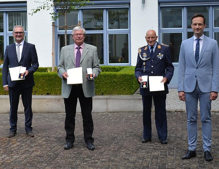 Das Bild zeigt die im Landratsamt in Schweinfurt von Landrat Florian Töpper (rechts) mit der Verdienstmedaille des Verdienstordens der Bundesrepublik Deutschland Geehrten (von links): Norbert Mohr (Bergrheinfeld), Hilmar Spiegel (Zeilitzheim) und Karl-Heinz Winkelmann (Gochsheim). Das Bild zeigt die im Landratsamt in Schweinfurt von Landrat Florian Töpper (rechts) mit der Verdienstmedaille des Verdienstordens der Bundesrepublik Deutschland Geehrten (von links): Norbert Mohr (Bergrheinfeld), Hilmar Spiegel (Zeilitzheim) und Karl-Heinz Winkelmann (Gochsheim).