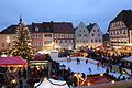 Beliebtes Zusammenspiel beim Weihnachtsmarkt in Mellrichstadt: Während die Eltern flanieren, kann sich der Nachwuchs im Schlittschuhlaufen üben.