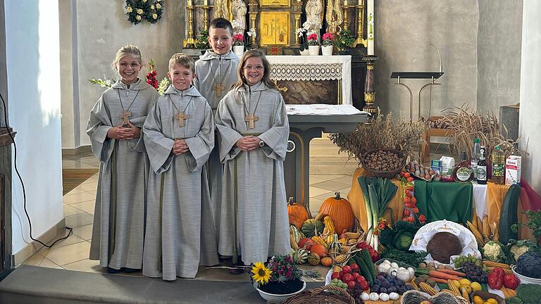 Diese vier neuen Ministrantinnen und Ministranten unterstützen nun während der Gottesdienste in der Kirche St. Jakobus in Löhrieth. Hinten ist Paul Vöth zu sehen. Vorne von links sind Frieda Krisam, Elias Nenninger und Agnes Vierheilig zu sehen. Die gesamte Kirchengemeinde von Löhrieth freut sich, dass sich alle vier Kommunionkinder aus diesem Jahr bereit erklärt haben, zukünftig in den Gottesdiensten mitzuwirken.