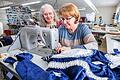 Handwerk pur in der Schneiderei Fröhlich in Frankenbrunn: Inhaberin Ulrike Gah (links) sowie die Näherinnen Stephanie Büttner und Karina Gärtner (hinten) stellen Gardekostüme her.