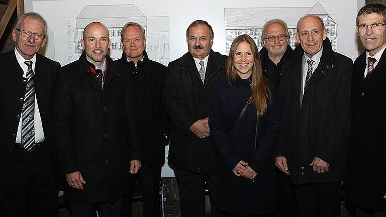 Zum symbolischen Spatenstich ohne Grabwerkzeug posierten vor der Bautafel (von links) Jürgen Lenssen, Bundestagsabgeordneter Alexander Hoffmann, Generalkonservator Professor Mathias Pfeil, Baudirektor Regierung Bernhard Wägelein, Silia und Alfred Wiener, Bürgermeister Paul Kruck und Landrat Thomas Schiebel.