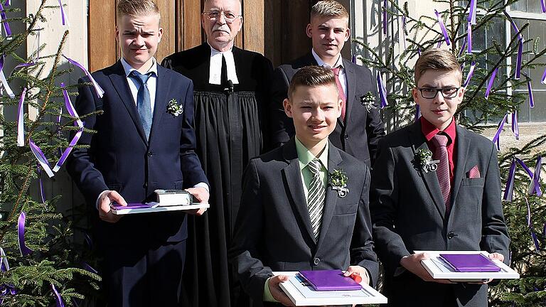 Konfirmation in Ditterswind       -  In der Ditterswinder St. Nikolauskirche wurden am Sonntag Quasimodogeniti vier Jungen von Pfarrer Wolfgang Scheidel konfirmiert. Den Festgottesdienst gestalteten Lena Gleußner an der Orgel sowie Mitglieder der Posaunenchöre aus Altenstein und Ermershausen. Unser Bild zeigt die frisch konfirmierten Jugendlichen zusammen mit Pfarrer Scheidel. Im Bild (hinten, von links) Bastian und Patrick Posekardt (beide aus Marbach); vorne, links, Tobias Mönch (Römmelsdorf) und Julian Appel (Marbach).
