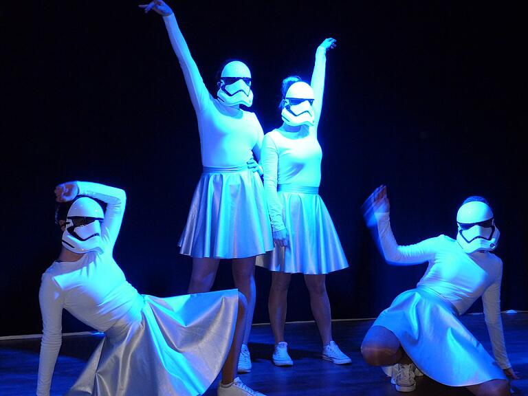 Star-Wars-Atmosphäre verbreiteten die fünf Stamier-Trooper mit ihren Stormtrooper-Masken bei ihrem Showtanz zu den Abenteuern aus dem Weltall. Star-Wars-Atmosphäre verbreiteten die fünf Stamier-Trooper mit ihren Stormtrooper-Masken bei ihrem Showtanz zu den Abenteuern aus dem Weltall.