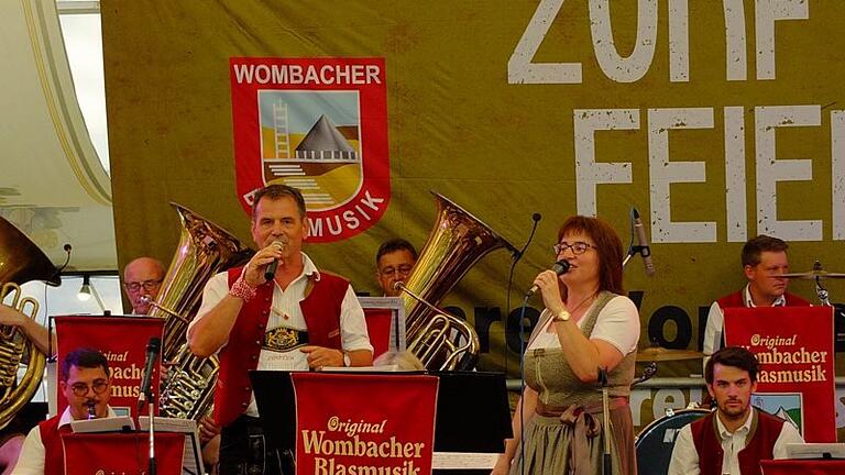 Stimmungsvolle Blasmusik gab es beim  Tag der guten Nachbarschaft auf der Lohrer Spessartfestwoche nachmittags von den Waldzeller Musikanten und abends von der Wombacher Blasmusik.