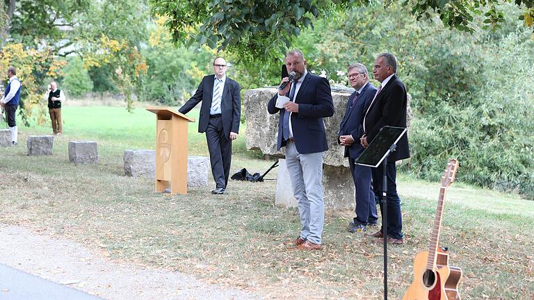 Im Bild (von links) Bürgermeister Christian Luksch, Landrat Thomas Eberth, Landtagsabgeordneter Volkmar Halbleib und Bundestagsabgeordneter Paul Lehrieder.