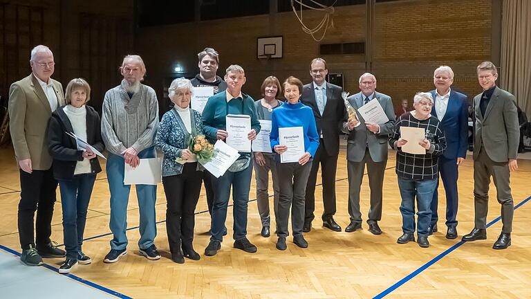 Für langjährige Mitgliedschaft gab es die Auszeichnung zu Ehrenmitgliedern. Im bild (von links) Vorstand Reginhard von Hirschhausen, Ute Kolbe, Heinz Grove, Elly Keinholz, Heiko und Michael Mahr, Brigitte Benkert, Helga Stürmer, Detlef Müller, Friedrich Tellert, Edeltraud Färber, Vorstand Heribert Weber und Oberbürgermeister Sebastian Remelé. Für langjährige Mitgliedschaft gab es die Auszeichnung zu Ehrenmitgliedern. Im bild (von links) Vorstand Reginhard von Hirschhausen, Ute Kolbe, Heinz Grove, Elly Keinholz, Heiko und Michael Mahr, Brigitte Benkert, Helga Stürmer, Detlef Müller, Friedrich Tellert, Edeltraud Färber, Vorstand Heribert Weber und Oberbürgermeister Sebastian Remelé.