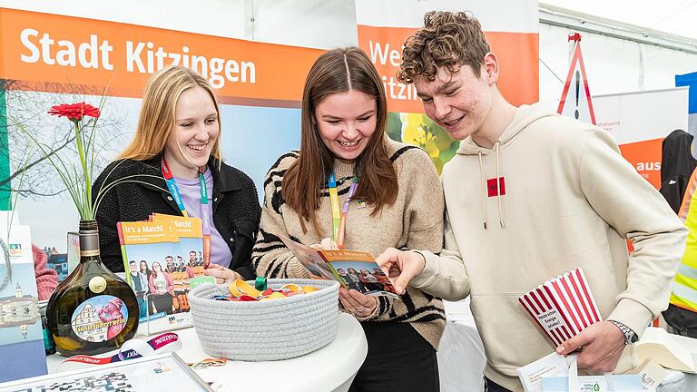 Die Stadt Kitzingen umwirbt Auszubildende mit moderner Arbeitskultur und unternehmerischen Werten. Die Stadt Kitzingen umwirbt Auszubildende mit moderner Arbeitskultur und unternehmerischen Werten.