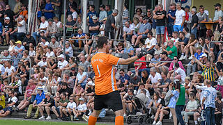 Die Boys in Green steigen in die Kreisliga auf       -  Der SV Garitz (grüne Trikots) gewinnt vor über 1700 Fans in Elfershausen sein Relegationsspiel gegen den SV Aura mit 3:1.