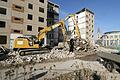 Plattenbau wird abgerissen       -  Abriss eines Wohnblocks. Über die Hälfte der Abfälle in Deutschland sind Bauabfälle