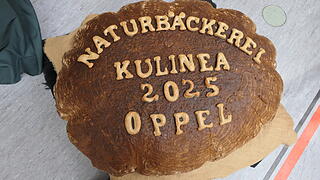 Bei der Naturbäckerei Oppel aus Untersteinbach konnte man das Gewicht des überdimensionalen Brotes schätzen und mit der richtigen Tippabgabe Einkaufsgutscheine gewinnen.