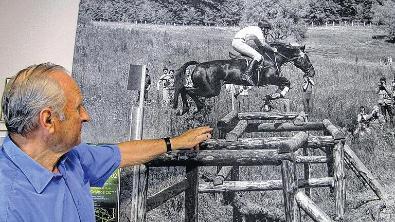 Der größte Erfolg: Ein Jahr nach der Olympiade in München wird Kurt Mergler 1973 mit der Military-Mannschaft in Kiew Europameisterl. Das vergrößerte Bild an der Wand seines Arbeitszimmers zeigt ihn beim Geländeritt mit seinem Pferd Vaibel.