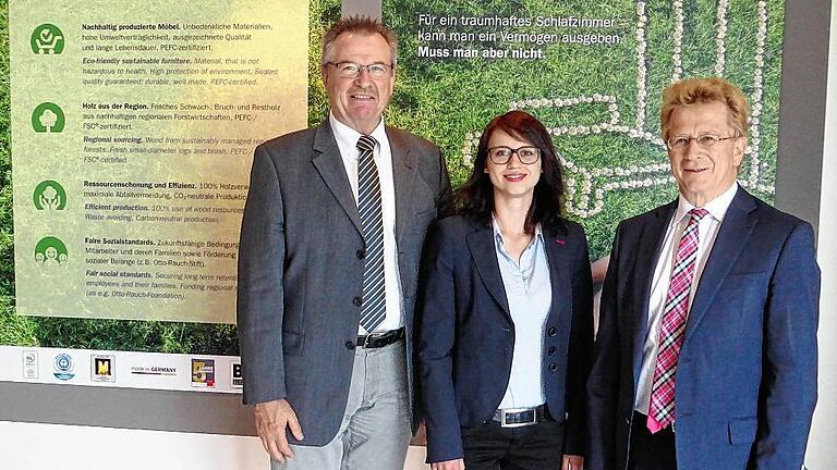 Wirtschaftsdezernent Jochen Müssig und Wirtschaftsförderin Verena Bamberger vom Landratsamt Main-Tauber-Kreis erhielten im Rahmen der Firmenbesuche von Geschäftsführer Michael Stiehl (von links) einen Einblick in die Möbelwelt der Firma Rauch. Wirtschaftsdezernent Jochen Müssig und Wirtschaftsförderin Verena Bamberger vom Landratsamt Main-Tauber-Kreis erhielten im Rahmen der Firmenbesuche von Geschäftsführer Michael Stiehl (von links) einen Einblick in die Möbelwelt der Firma Rauch.