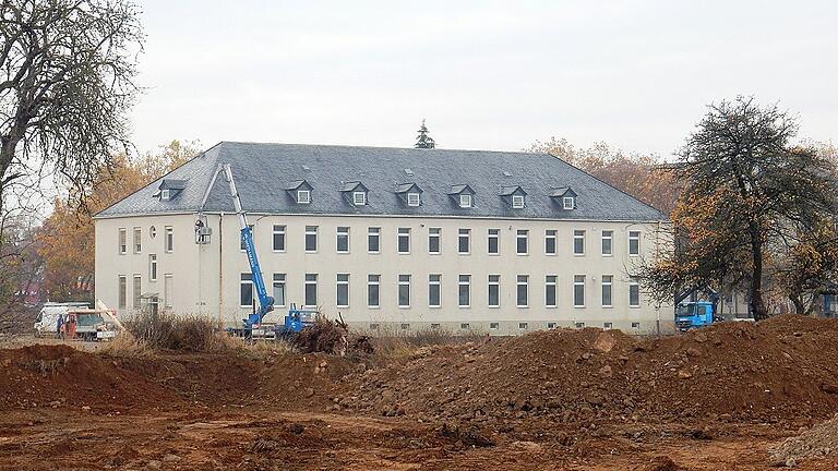Nutzen will die FHWS den Kasernenaltbau zwischen dem Neubau für das Wirtschaftsingenieurwesen und dem Ehrenhof für zentrale Einrichtungen. Nutzen will die FHWS den Kasernenaltbau zwischen dem Neubau für das Wirtschaftsingenieurwesen und dem Ehrenhof für zentrale Einrichtungen.
